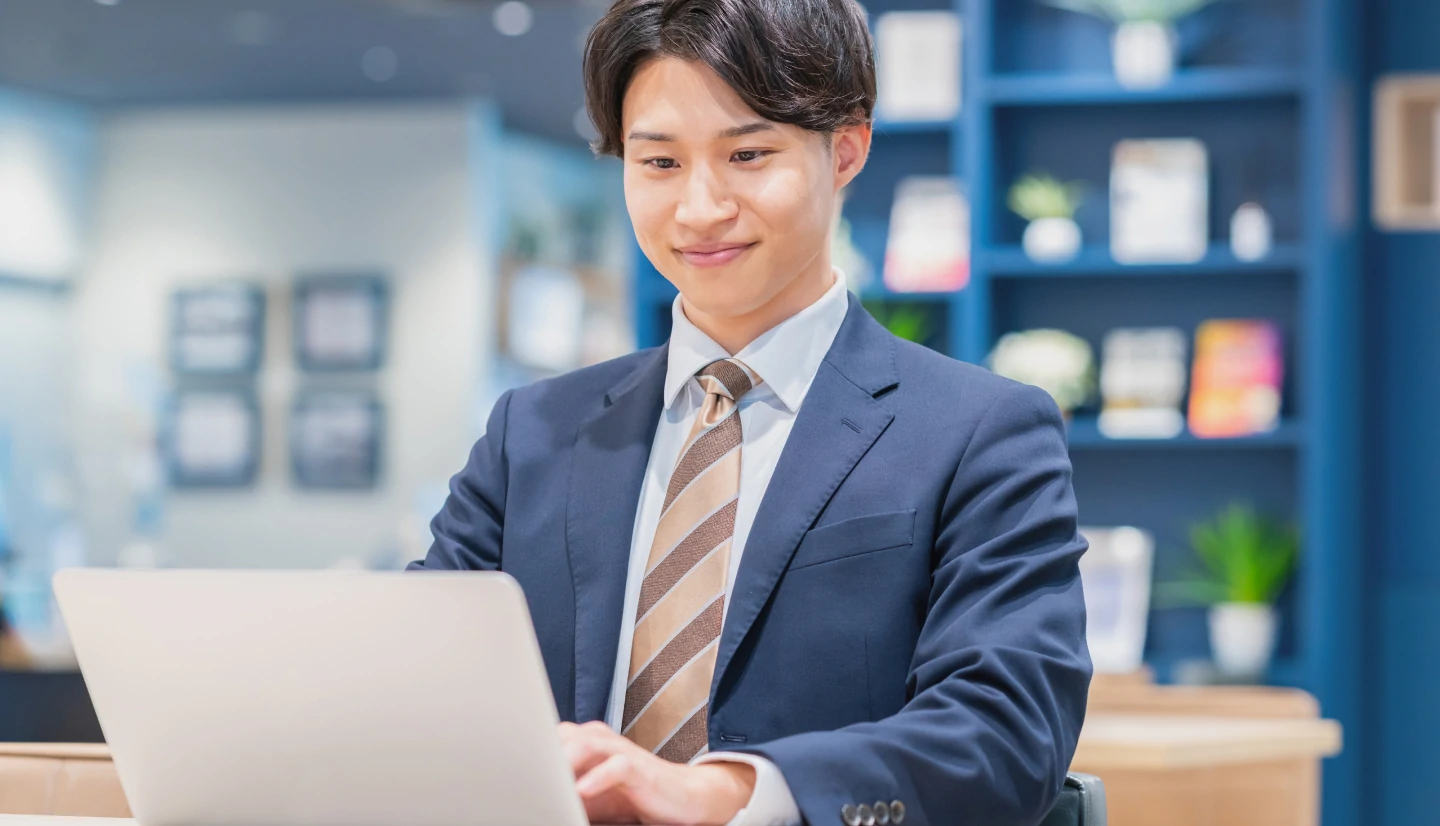オフィスで働くYKK社員